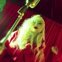 Блондинка Ксю - Пьяна и не одна